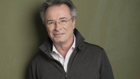 El actor se mete en la piel de un escritor que vuelve al pago chico que lo vio nacer. Él ama a su pueblo, pero lo une el espanto, como diría Borges, anticipa Martínez sobre la trama. No creo que sea un deber del artista ganarse enemigos, dice.