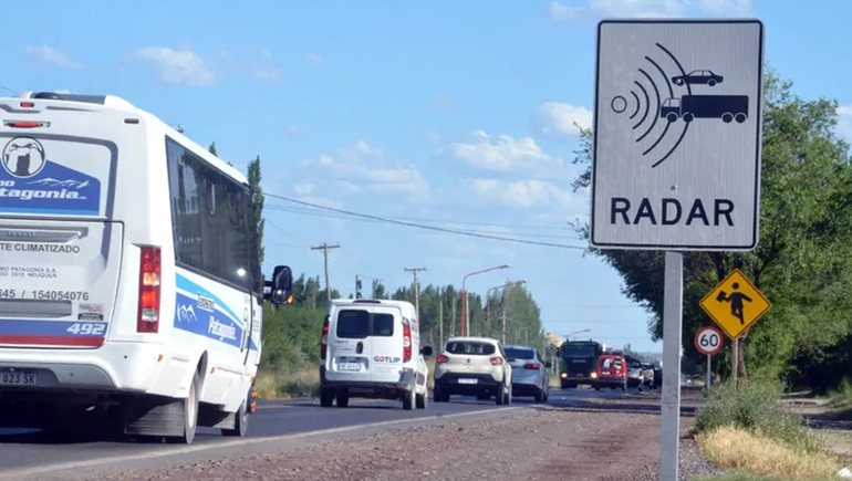 Carteles al costado de la ruta advierten a los conductores sobre la presencia de radares de tránsito en Neuquén y Río Negro. Carteles al costado de la ruta advierten a los conductores sobre la presencia de radares de tránsito en Neuquén y Río Negro.