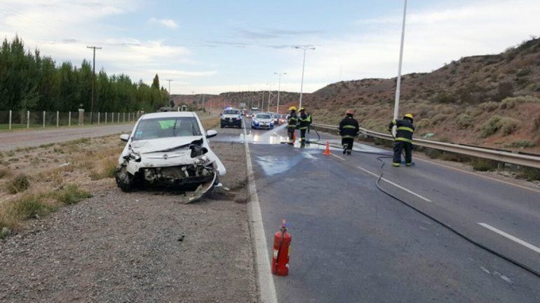 El Fiat quedó con la trompa rota tras chocar contra el VW Voyage.