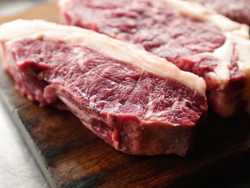 Trabajador estadounidense con su salario mensual que rinde 130,7 kg de carne premium. Trabajador estadounidense con su salario mensual que rinde 130,7 kg de carne premium.