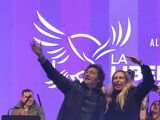 El presidente Javier Milei y su hermana Karina, en el acto de cierre de campaña en Moreno.