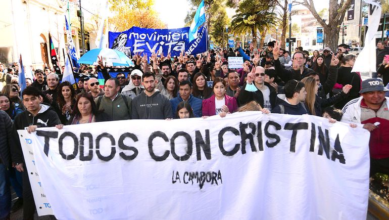 Las fotos de la movilización en repudio al ataque contra CFK en Neuquén