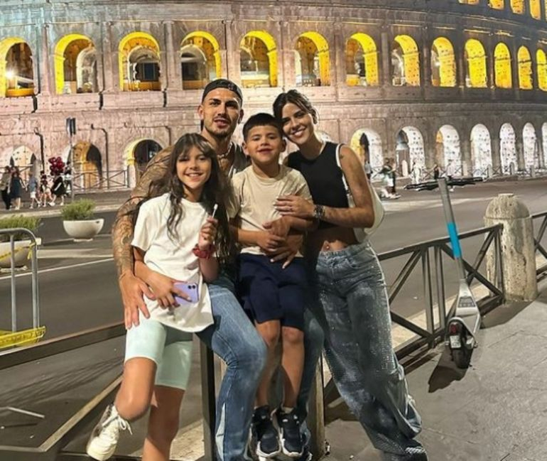 Leandro Paredes con su mujer y sus hijos Leandro Paredes con su mujer y sus hijos