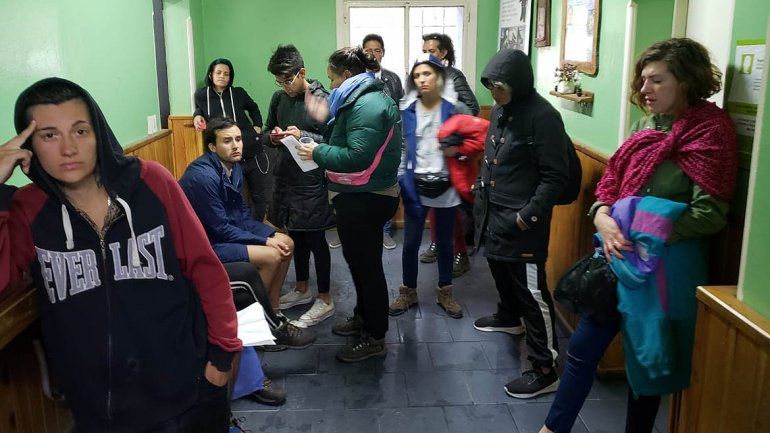 Pareja gay fue brutalmente golpeada por besarse en un bar de El Bolsón