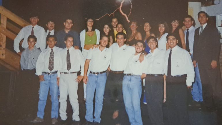 El plantel de trabajadores del boliche y una de sus primeras imágenes a pocas semanas que abriera sus puertas en febrero del año 1995.