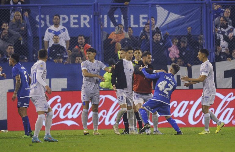 Incidentes tras el gol de Godoy Cruz. Thomas Galdames lo gritó de cara a la hinchada de Vélez y los jugadores del local lo fueron a buscar. Hubo escaramuzas, empujones y mucha discusión.