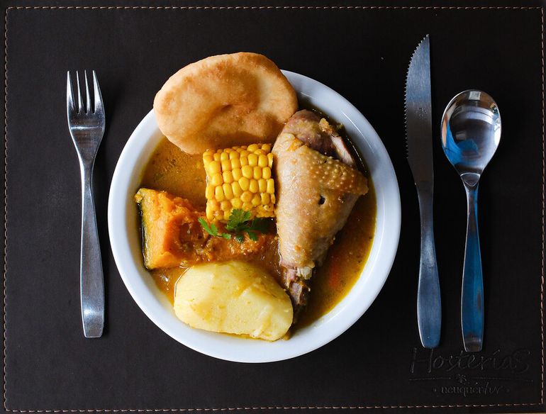 Cazuela de Pavo. Uno de los platos que definen la identidad neuquina en la gastronomía de las hosterías provinciales.
