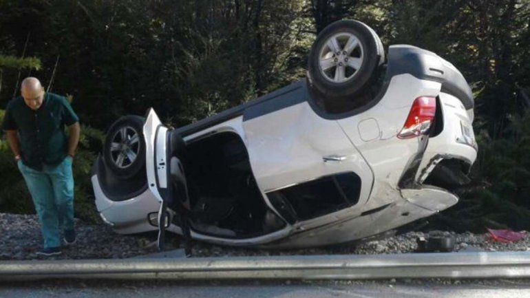 Dos autos volcaron en la Ruta 40 a pocos metros de diferencia