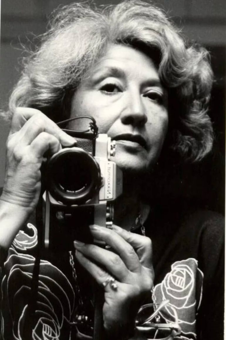 Sara Facio nació en 1932, en Buenos Aires, se graduó en la Escuela Nacional de Bellas Artes y luego viajó a Francia por una beca para estudiar historia del arte, desde ese momento comenzó a gestar la gran fotógrafa y artista en la que se convirtió. Foto: Autoretrato de Sara Facio. Sara Facio nació en 1932, en Buenos Aires, se graduó en la Escuela Nacional de Bellas Artes y luego viajó a Francia por una beca para estudiar historia del arte, desde ese momento comenzó a gestar la gran fotógrafa y artista en la que se convirtió. Foto: Autoretrato de Sara Facio.