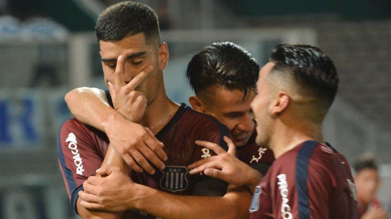 San Lorenzo jugó mal y terminó con nueve jugadores.