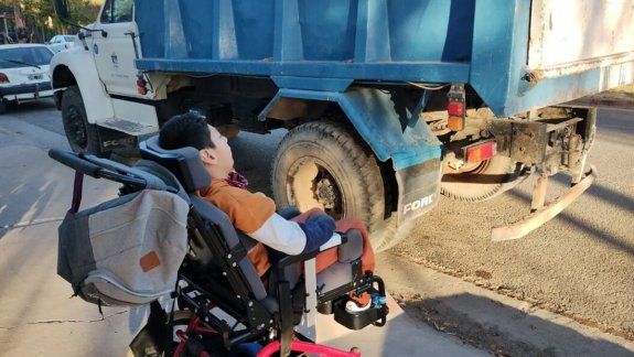 Un camión municipal tapó la rampa para discapacitados