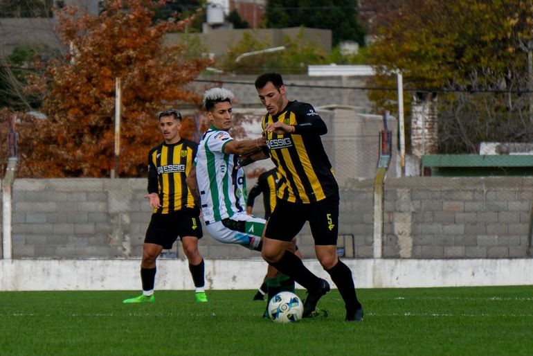 Villa Mitre empató con Santamarina en Tandil en una tarde donde faltaron goles pero sobraron curiosidades. 