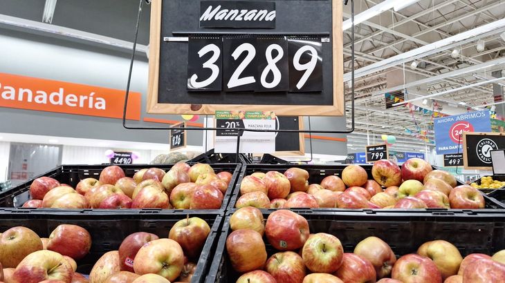Las promociones -con rebajas de hasta el 20%- se orientan a fruta de muy baja calidad y falta de color. (Foto tomada en un supermercado de Neuquén el 15 de septiembre del corriente) Las promociones -con rebajas de hasta el 20%- se orientan a fruta de muy baja calidad y falta de color. (Foto tomada en un supermercado de Neuquén el 15 de septiembre del corriente)