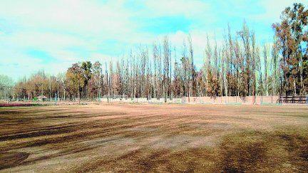 En Plottier, la cancha de Los Canales es motivo de polémica.