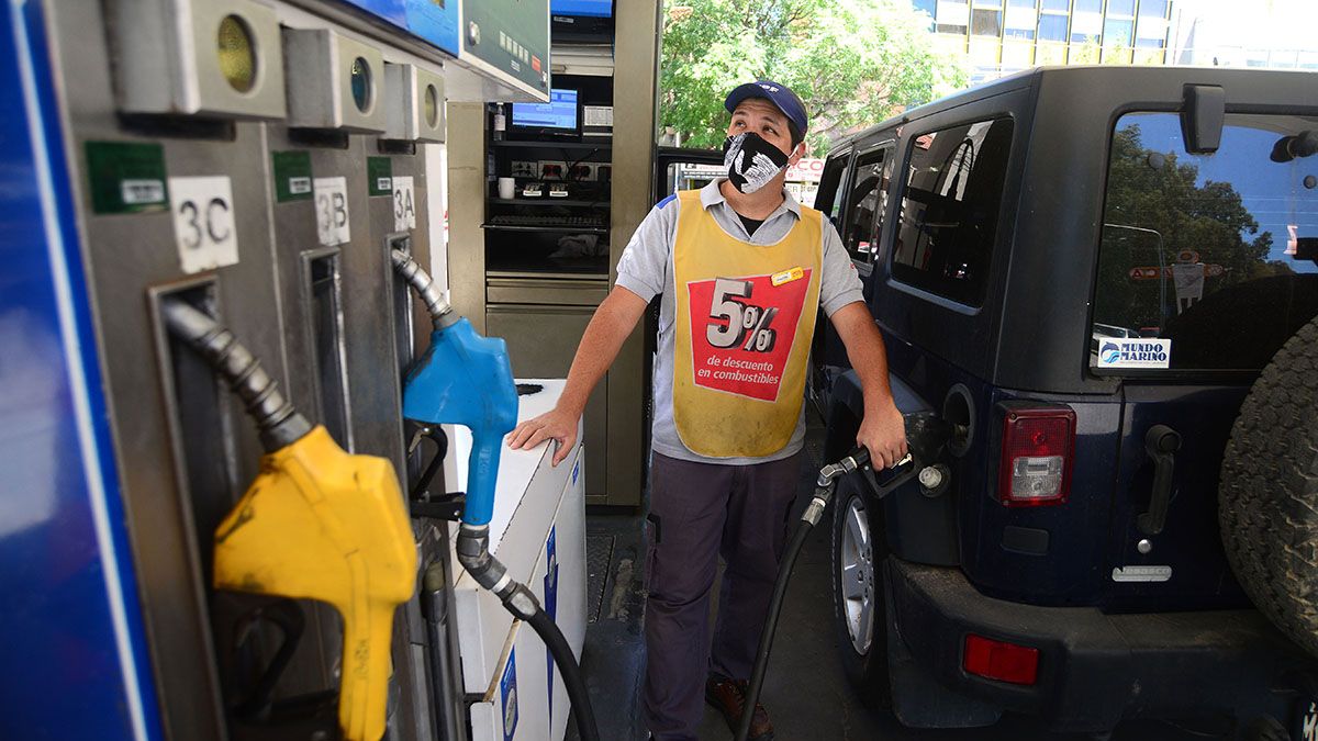 Con los nuevos aumentos, cuánto cuesta el litro de nafta y llenar el tanque
