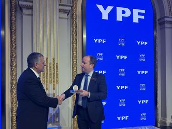 Tras tocar la campana, Horacio Marín recibió una medalla conmemorativa de Wall Street.