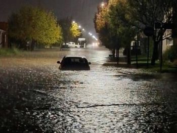 Las intensas lluvias afectaron zonas como Coronel Suárez, con las calles inundadas. Foto: Clarín.