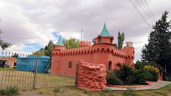 El misterioso castillo de la Ruta 22 en Plottier El misterioso castillo de la Ruta 22 en Plottier