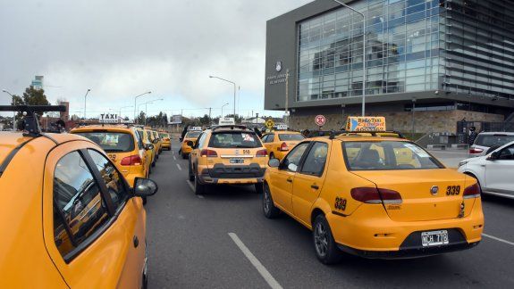 Multarán a taxis y remises que ya aplicaron el aumento
