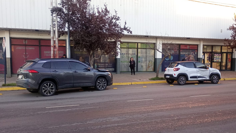 Dos automovilistas protagonizaron un fuerte choque en la intersección de Bahía Blanca y Félix San Martín, a metros de la Avenida Mosconi. Dos automovilistas protagonizaron un fuerte choque en la intersección de Bahía Blanca y Félix San Martín, a metros de la Avenida Mosconi.