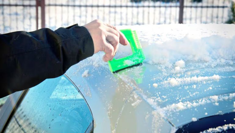 Para retirar la escarcha sin dañar el auto, conviene evitar el agua caliente, los objetos metálicos y el uso inmediato del limpiaparabrisas. Para retirar la escarcha sin dañar el auto, conviene evitar el agua caliente, los objetos metálicos y el uso inmediato del limpiaparabrisas.