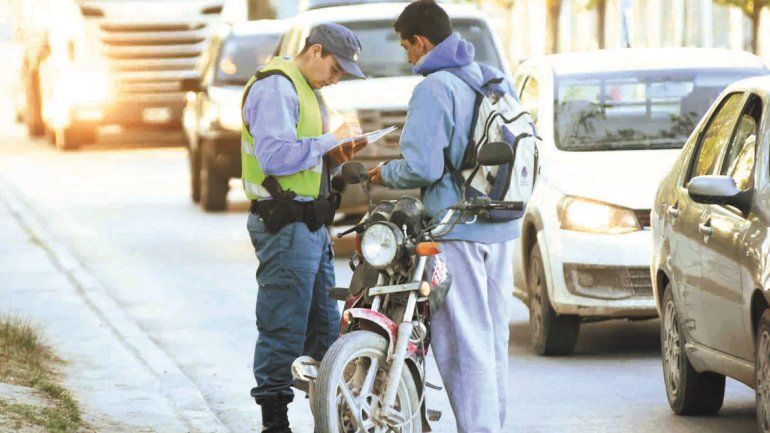 Un efectivo policial labrando un acta de infracción en un operativo de tránsito.