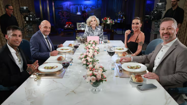 Florencia Peña, Puma Goity, Nicolás Scarpino y L-Gante junto a Mirtha Legrand en "La noche de Mirtha". Florencia Peña, Puma Goity, Nicolás Scarpino y L-Gante junto a Mirtha Legrand en "La noche de Mirtha".