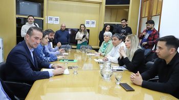 La mesa de negociación con ATE: Jorge Tobares, Joni Gandi, Carlos Quintriqueo y María José García Crespo. La mesa de negociación con ATE: Jorge Tobares, Joni Gandi, Carlos Quintriqueo y María José García Crespo.