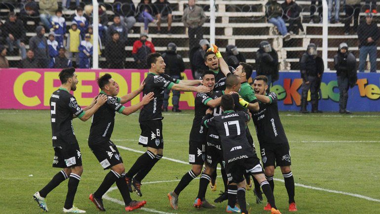 Con el aguante de los viejos héroes y la gente