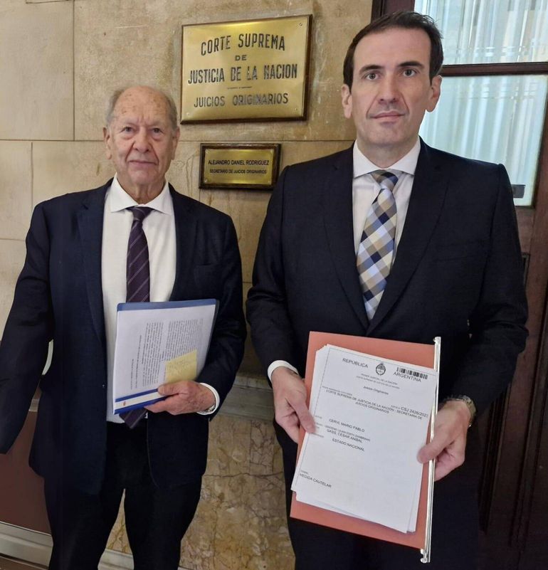 César Gass y Pablo Cervi presentando el recurso ante la Corte Suprema. César Gass y Pablo Cervi presentando el recurso ante la Corte Suprema.