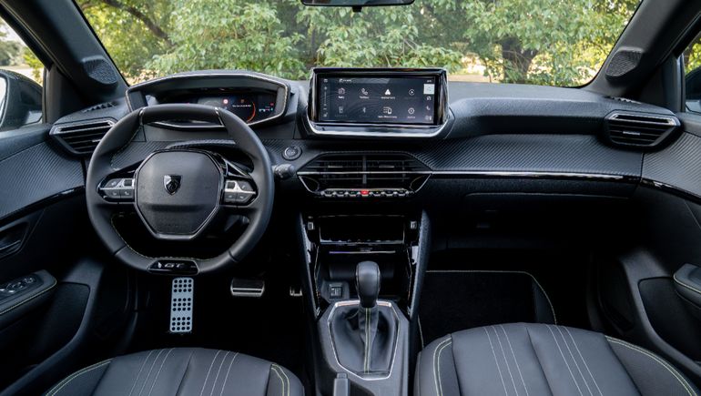 El interior del Peugeot 208 tiene un diseño renovado con tablero y pantalla multimedia. El interior del Peugeot 208 tiene un diseño renovado con tablero y pantalla multimedia.