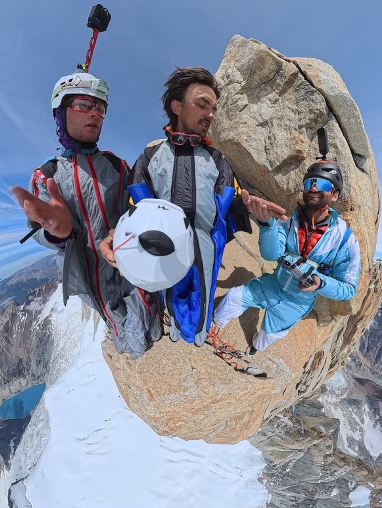 Los escaladores minutos antes de saltar al vacío. Los escaladores minutos antes de saltar al vacío.
