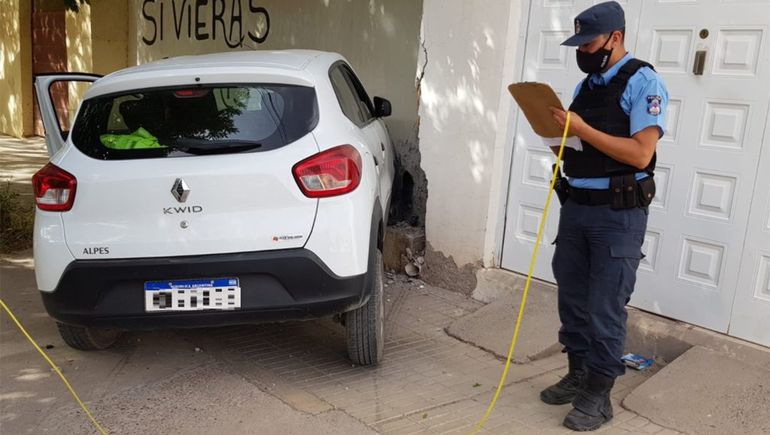 Manejaba sin licencia y chocó contra un paredón