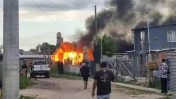 La policía desplegó un operativo de contención en la zona, con apoyo de Prefectura, para evitar un linchamiento. La policía desplegó un operativo de contención en la zona, con apoyo de Prefectura, para evitar un linchamiento.