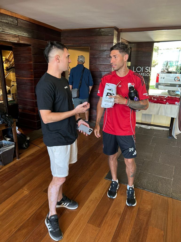 Rodrigo charlando en San Martín con Gonzalo Montiel. 