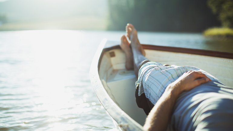 Lo ideal es poder tomar al menos dos períodos por año de vacaciones. Estudios afirman que eso disminuye