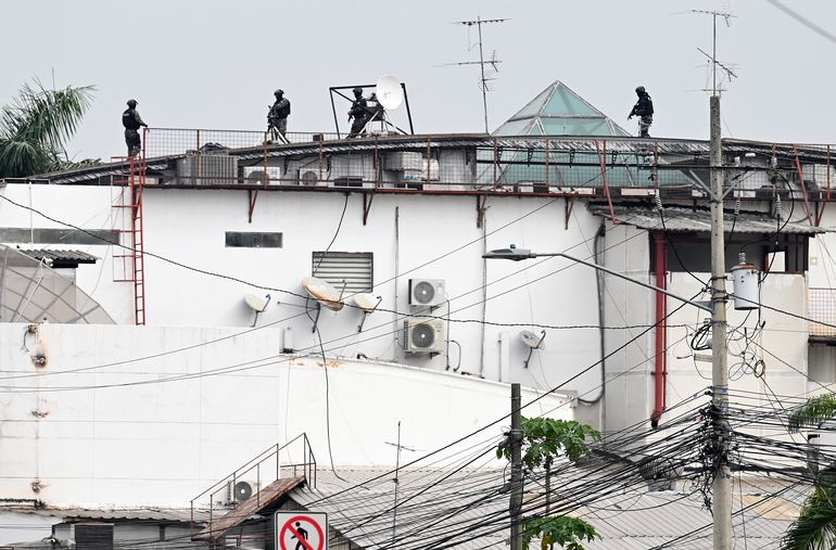 Efectivos policiales rodean un edificio tomado por los narcos.  