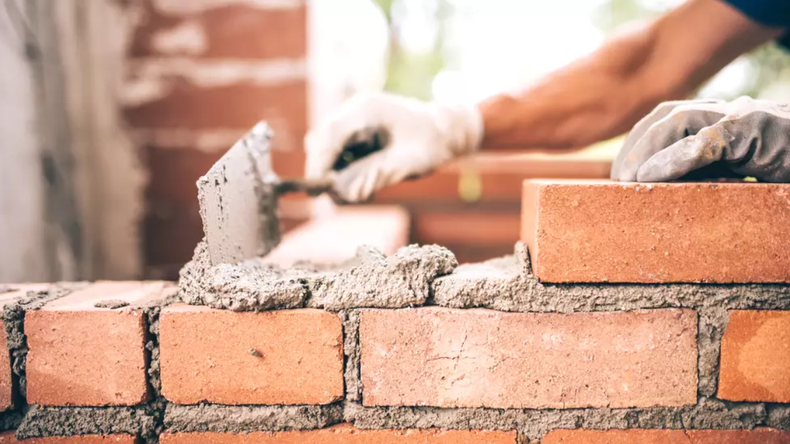 Un albañil cobró la construcción de una casa y desapareció: deberá pagar 10 veces lo que cobró | LM Neuquen Un albañil cobró la construcción de una casa y desapareció: deberá pagar 10 veces lo que cobró
