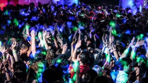 Indignación en España por fiesta sin control en plena pandemia