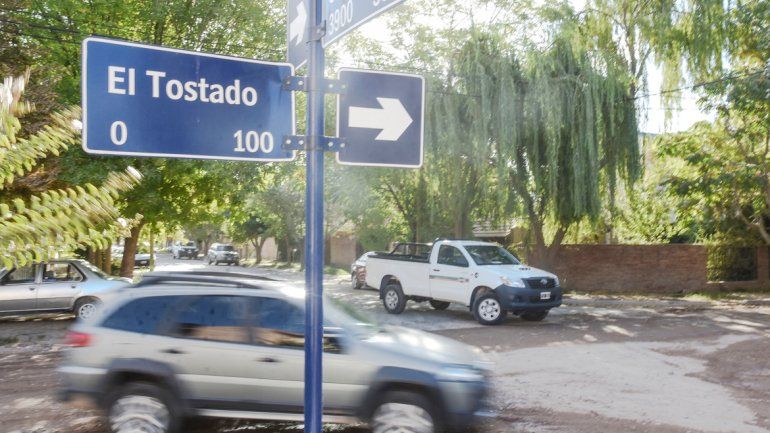 En las horas pico el tránsito es incesante en las calles de tierra de Canal V.