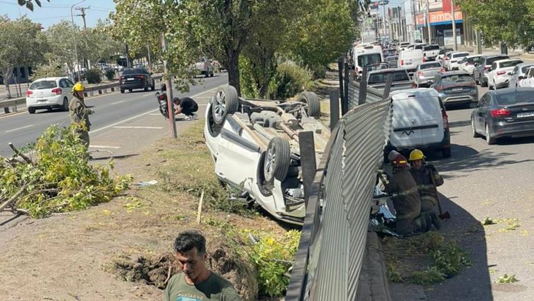 Personal del SIEN acudió al lugar a asistir al conductor.