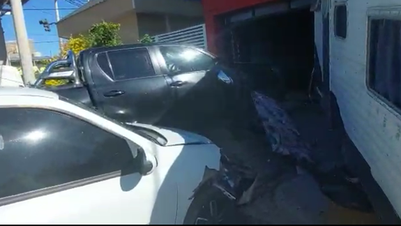 Provocó un choque en cadena y casi terminó adentro de un negocio