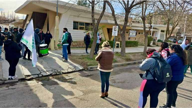 La protesta de ATE fuera de la Comisaria Quinta de Centenario. La protesta de ATE fuera de la Comisaria Quinta de Centenario.