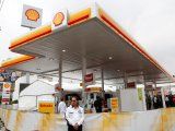 Foto de archivo. Un guardia parado fuera de una estación de gasolina de la petrolera Royal Dutch Shell en Ciudad de México. México, 5 de septiembre 2017. REUTERS/Ginnette Riquelme