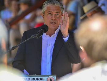 Rolando Figueroa, ante la tribuna campera. Foto: prensa gobierno de Neuquén