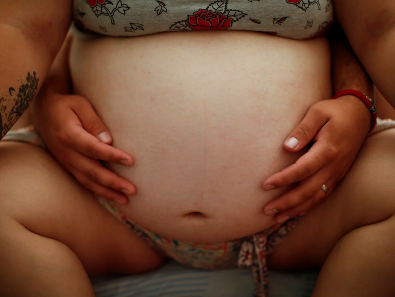 Centenario: el parto respetado se aplica con 750 nacimientos al año