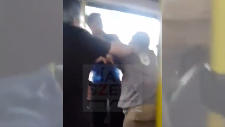 Se dio una violenta pelea arriba de un colectivo en Morón.