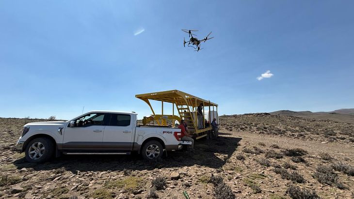Tecnología aérea en la estepa: Río Negro desplegó drones para frenar el avance de la tucura en el sur provincial