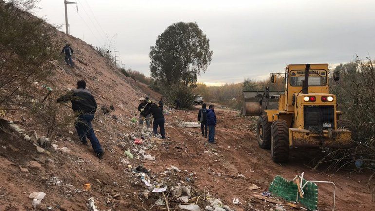 Los vecinos de Sapere se sumaron a la limpieza del río Neuquén