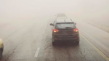 Dejar poca distancia, un error que cometen los conductores en la niebla. Dejar poca distancia, un error que cometen los conductores en la niebla.